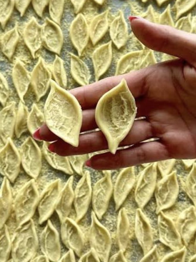 Foglie d'ulivo held in a hand